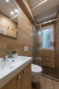 La salle de bains est pourvue de toilettes, d'un lavabo et d'une douche. dans l'établissement NINA SWEET HOME IN VENICE, à Venise