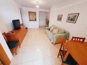 Televízia a/alebo spoločenská miestnosť v ubytovaní Apartamento Acapulco Holiday
