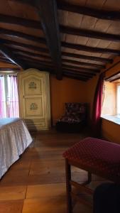 sypialnia z łóżkiem i ławką w pokoju w obiekcie Casa Beatrice w mieście Bolsena