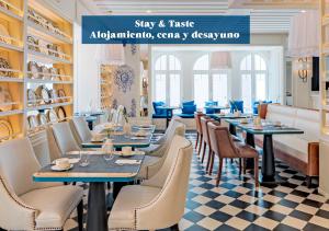 une salle à manger avec des tables et des chaises dans un restaurant dans l'établissement H10 Duque de Loule, à Lisbonne
