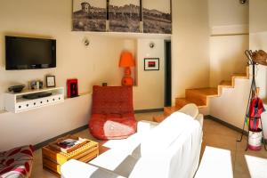 a living room with a couch and a tv at Sous les courtines in Carcassonne