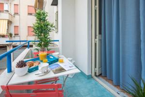 una mesa en un balcón con comida en VENTO DI SCIROCCO CASA VACANZE A POCHI METRI DAL MARE, en Santa Flavia