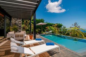 Cette villa dispose d'une piscine et d'une terrasse. dans l'établissement OurMadeira - Garden Paradise, stunning, à Calheta