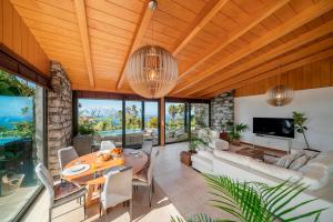 - un salon décloisonné avec un plafond en bois dans l'établissement OurMadeira - Garden Paradise, stunning, à Calheta