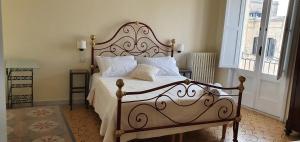 Postel nebo postele na pokoji v ubytování B&B I sei volti Lecce