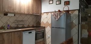 a kitchen with a refrigerator and a stove at Под старата липа in Goritsa