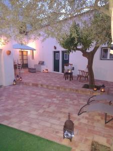 patio con albero e tavolo di Guest House Páteo da Cadeia Velha a Serpa
