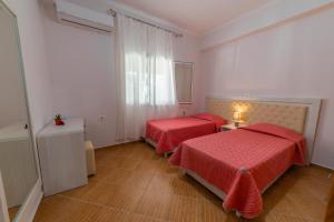 Un pat sau paturi într-o cameră la Dajana Apartments