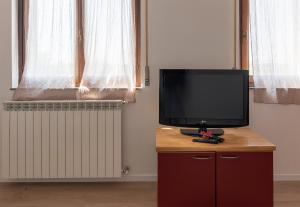 A television and/or entertainment centre at New Inn Residence