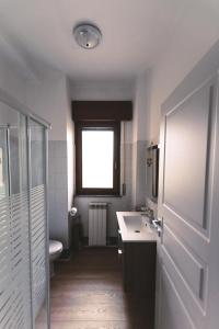 A bathroom at New Inn Residence