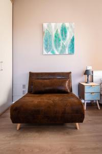 A seating area at New Inn Residence