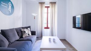 - un salon avec un canapé et une table basse dans l'établissement Italianway - Liceti 5, à Rapallo