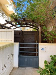 een toegang tot een garage met een blauwe deur bij Sleep & Surf Ericeira - Portugal in Ericeira