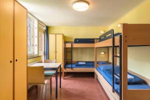 Habitación pequeña con literas y mesa. en Stayokay Hostel Apeldoorn, en Apeldoorn 36 fotos más