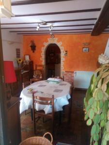 a dining room with a table and chairs in a room at LA CAMPAGNETTE in Canteloup