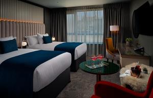 Ліжко або ліжка в номері The Savoy Hotel