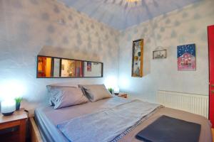 1 dormitorio con cama y espejo en la pared en Angel Suite, en Patitiri