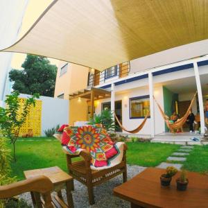 una casa con un patio con hamacas para 2 personas en Guest House Cabo Frio, en Cabo Frío