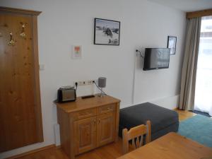 een kleine woonkamer met een tafel en een televisie bij Piccard Obergurgl in Obergurgl