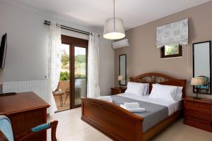 Un pat sau paturi într-o cameră la Villa Elides
