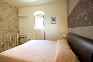 a bedroom with a large bed in a room at Il Dammuso nel Vicolo in Scicli