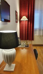 stół z lampką na biurku w obiekcie Adriasobe w mieście Vodice