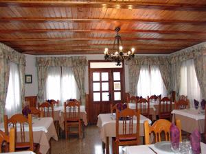 Restaurace v ubytování Hostal Pirineos Sarvisé + 20 fotografií
