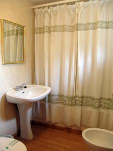 A bathroom at Hostal Pirineos Sarvisé