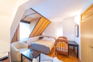 Un pat sau paturi într-o cameră la Hotel Club A Kopaonik