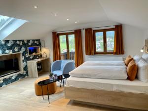 Postel nebo postele na pokoji v ubytování Bayern Resort Hotel - Adults only - mit Zugspitzblick - Eibsee-Nähe - Wellnessbereich - Naturpool im Sommer + 37 fotografií