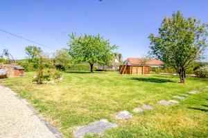 un patio con dos árboles y una casa en Ecogite Rural La Cle des Champs, en Peyrelongue-Abos