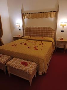 a hotel room with two beds and two lamps at Hotel Manzoni Wellness&Spa in Montecatini Terme