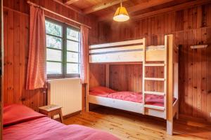 モルジヌにあるChalet Fauvetteのベッドルーム1室(二段ベッド2台、窓付)が備わります。
