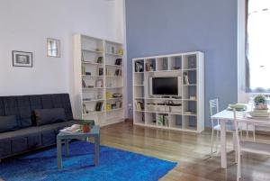 Televízia a/alebo spoločenská miestnosť v ubytovaní GetTheKey Battisti Apartment