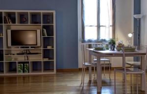 Televízia a/alebo spoločenská miestnosť v ubytovaní GetTheKey Battisti Apartment