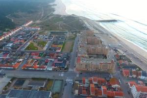 eine Luftblick auf die Stadt und den Strand in der Unterkunft Furadouro Beach Spot in Ovar