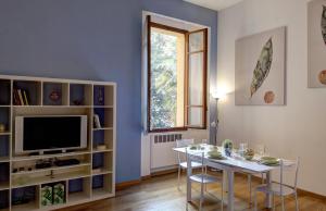 Televízia a/alebo spoločenská miestnosť v ubytovaní GetTheKey Battisti Apartment