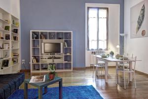 Televízia a/alebo spoločenská miestnosť v ubytovaní GetTheKey Battisti Apartment