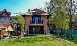 a house with a fence in a yard at Dunavska Kuća in Smederevo