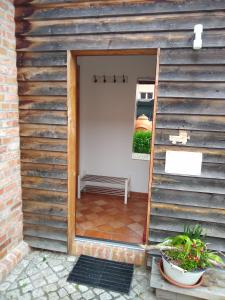 eine Holzwand mit einer Tür, die auf eine Terrasse führt in der Unterkunft Ferienwohnung Amende in Angermünde