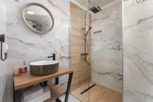 ein Badezimmer mit Waschbecken und Dusche in der Unterkunft Apartments Left & Right with jacuzzi, 4 stars in Makarska