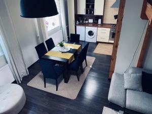 オルシュティンにあるApartament Antresolaのダイニングルーム(テーブル、椅子付)、キッチン