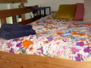 オルシュティンにあるApartament Antresolaの花柄の掛け布団付きのベッド