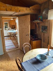 - une cuisine et une salle à manger avec une table et des chaises dans l'établissement Rorbua på Toppøya, à Reine