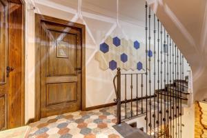 aoyer with a staircase and a wooden door at Parna Hotel in Cunda