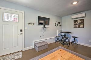 Imagen de la galería de Golf Course Views Romantic Hot Springs Apt!, en Owensville