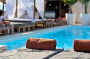 een zwembad met twee objecten bovenop een tafel bij APPARTEMENT DUPLEX PORTICCIO Centre in Porticcio +19 foto's