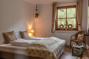 1 dormitorio con cama y ventana en Ritterhof Apartments, en Rauris