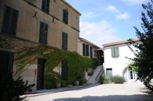 a building with ivy on the side of it at bastide St Joseph in Eyguières