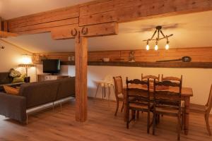 een eetkamer en een woonkamer met een tafel en stoelen bij Ritterhof Apartments in Rauris